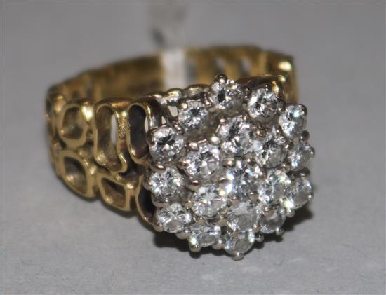 An 18ct gold and diamond cluster ring, size O.